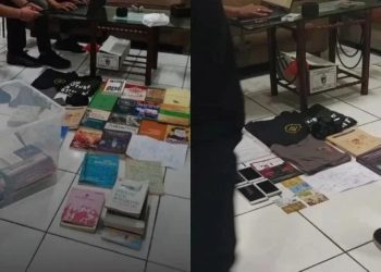 Beberapa buku Delpedro Marhaen yang disita pihak aparat kepolisian