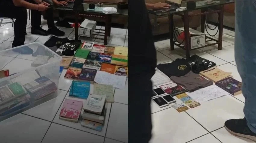 Beberapa buku Delpedro Marhaen yang disita pihak aparat kepolisian