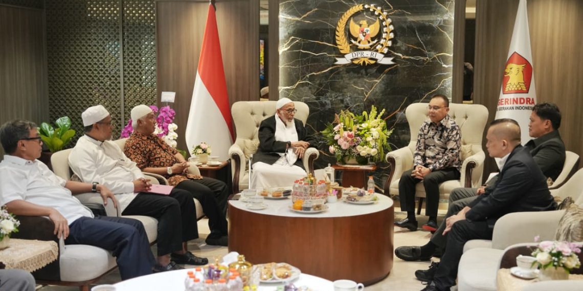 Abu Bakar Baasyir dalam kunjungan silaturahmi bertemu dengan Wakil Ketua DPR, Sufmi Dasco Ahmad.