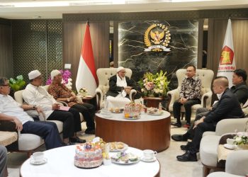 Abu Bakar Baasyir dalam kunjungan silaturahmi bertemu dengan Wakil Ketua DPR, Sufmi Dasco Ahmad.
