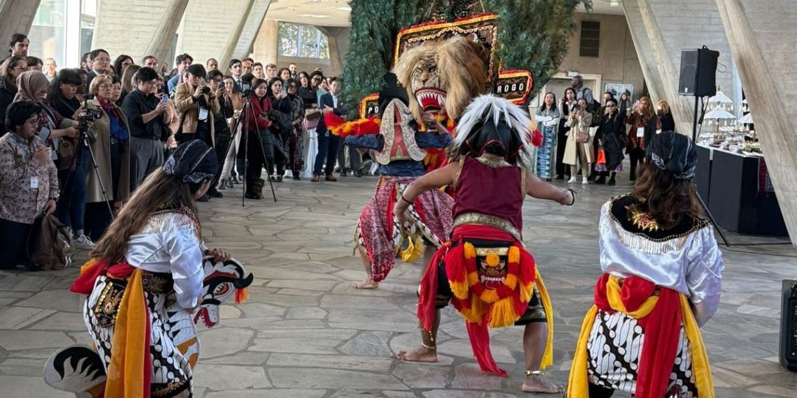 Reog Ponorogo yang dibawakan oleh seniman Reog dari Ponorogo tampil di markas besar UNESCO pada 14 Oktober 2025, saat pelaksanaan sidang Executive Board UNESCO.