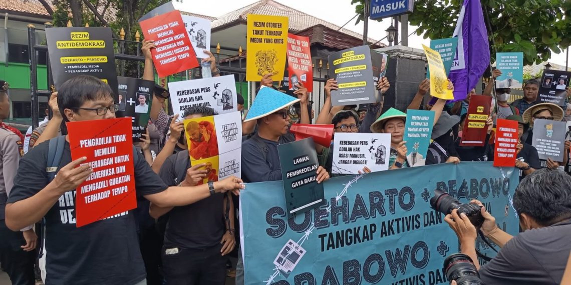 Aksi menolak pembredelan Tempo