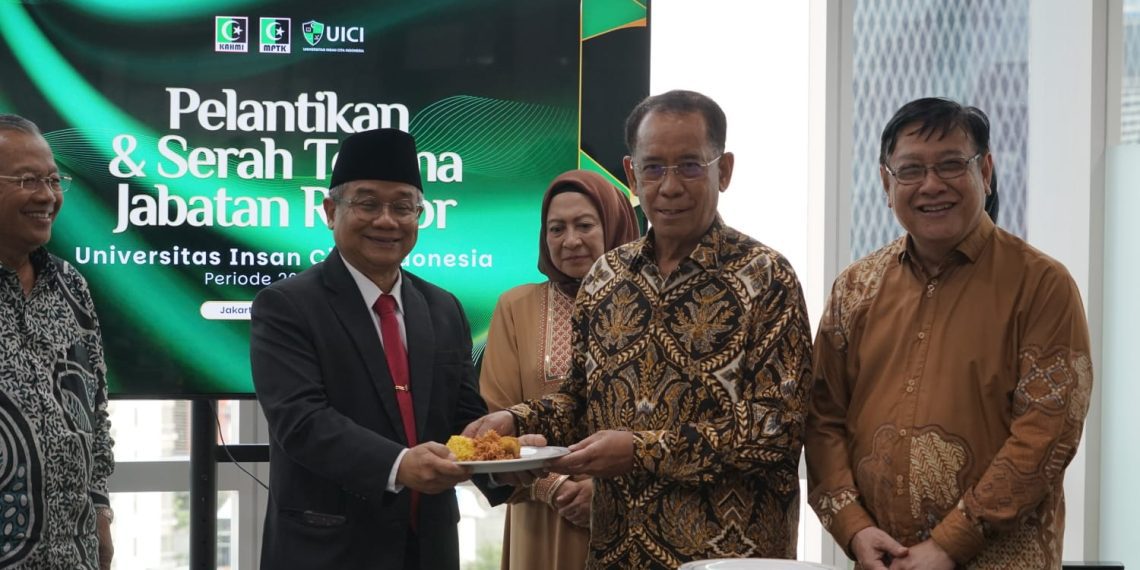Prof. La Ode M Kamaludin dan Prof. Asep Saifudin, rektor baru UICI.