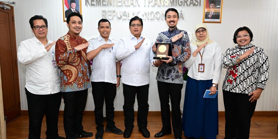 Wamen Viva Yoga saat menerima jajaran pengurus Ikatan Alumni Universitas Indonesia (ILUNI) di Kantor Kementerian Transmigrasi, Kalibata, Jakarta, pada Kamis (27/11)
