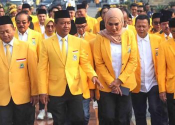 Ketua Umum DPP Partai Golkar beserta jajaran pengurus teras Golkar dalam satu acara di Taman Makam Pahlawan Kalibata, Jakarta.