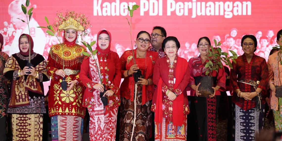 Megawati Sukarnoputri (ketiga dari kanan)