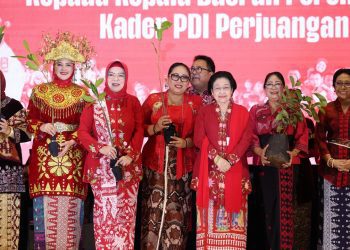 Megawati Sukarnoputri (ketiga dari kanan)