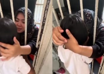 Tina Rambe saat memeluk anaknya.