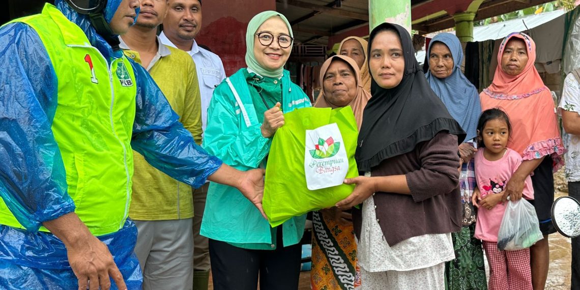 Rustini Muhaimin (Tengah)
