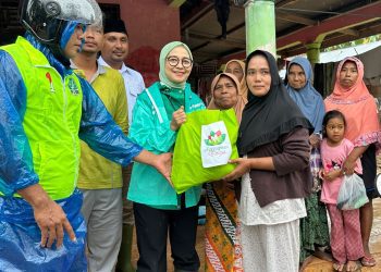 Rustini Muhaimin (Tengah)