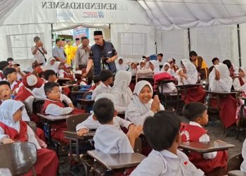 Anggota Komisi X DPR RI, Muhammad Nur Purnamasidi saat mengunjungi siswa terdampak erupsi Gunung Semeru, Senin (16/12)
