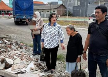 Ny. Elisa menyaksikan puing-puing reruntuhan rumahnya yang dihancurkan oleh ormas di Surabaya