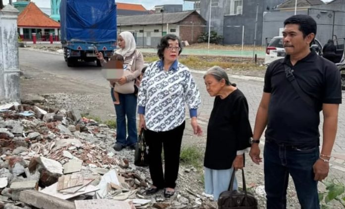 Ny. Elisa menyaksikan puing-puing reruntuhan rumahnya yang dihancurkan oleh ormas di Surabaya