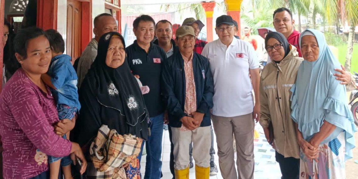 Ketua Umum PKN, Anas Urbaningrum, bersama warga terdampak banjir di Sumatera Barat, Rabu (10/12). Sumber foto : istimewa.