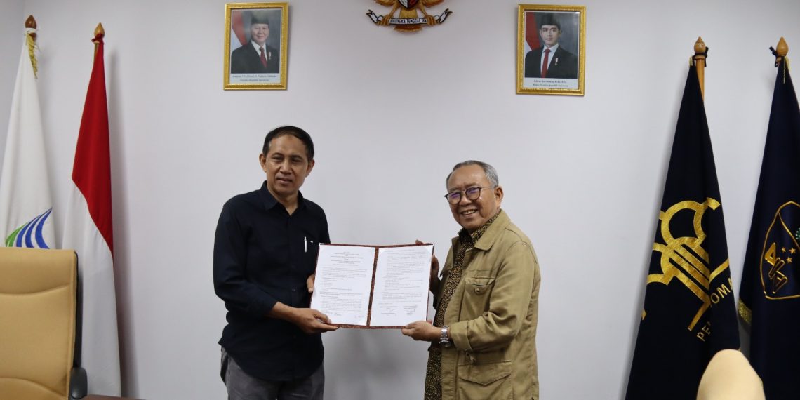 Ketua Lembaga Manajemen Kolektif Nasional (LMKN) Pencipta, Andi Mulhanan Tombolotutu (Kanan)