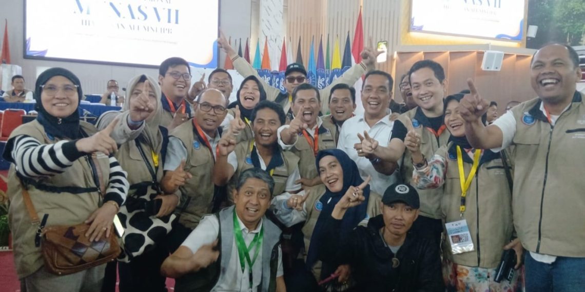 Fauzi Amro (tengah) berfoto bareng bersama sebagian peserta Munas Himpunan Alumni IPB usai terpilih sebagai Ketua Umum HA IPB.