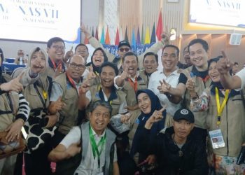 Fauzi Amro (tengah) berfoto bareng bersama sebagian peserta Munas Himpunan Alumni IPB usai terpilih sebagai Ketua Umum HA IPB.