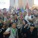 Fauzi Amro (tengah) berfoto bareng bersama sebagian peserta Munas Himpunan Alumni IPB usai terpilih sebagai Ketua Umum HA IPB.