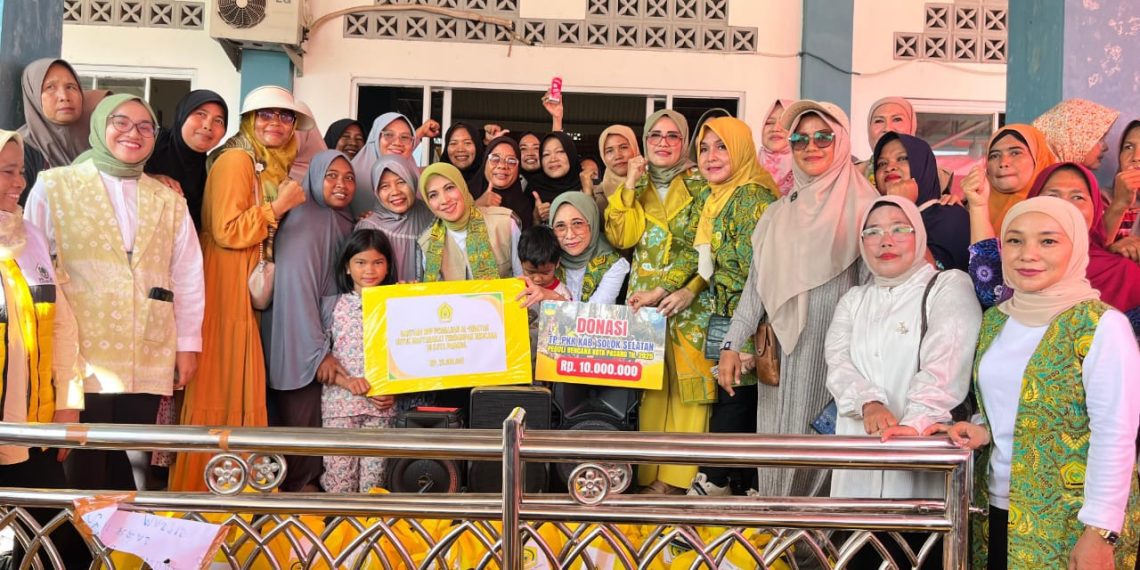 Penyaluran bantuan untuk korban bencana Sumatera Barat dari Pengajian Al-Hidayah
