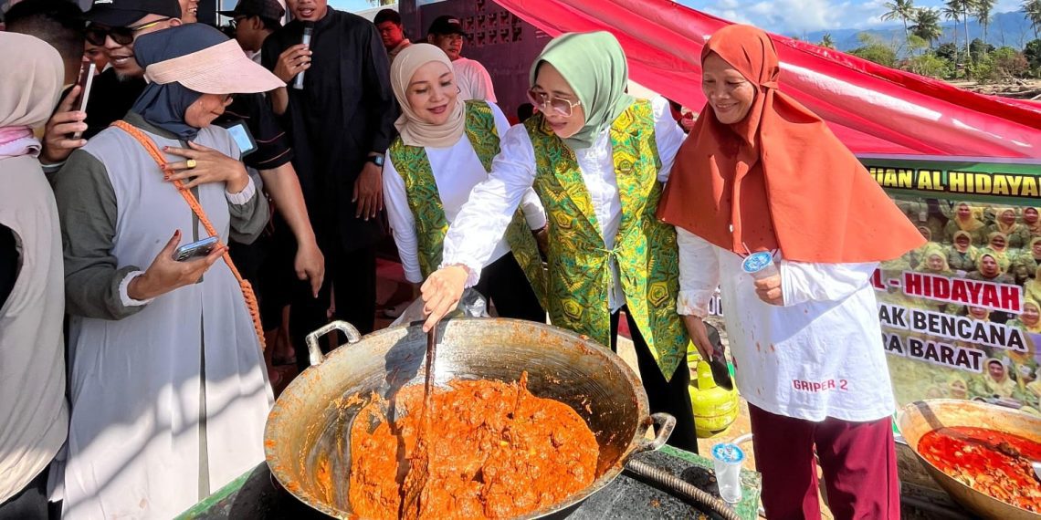 Ketua Umum dan Wakil Ketua Umum DPP Pengajian Al-Hidayah Hetifah Sjaifudian dan Rita Fitria saat Merandang bersama korban bencana Sumatera Barat.