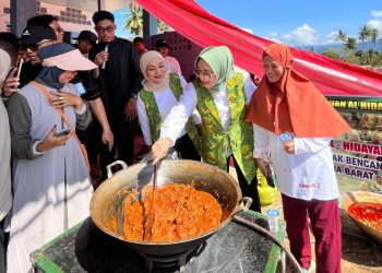 Ketua Umum dan Wakil Ketua Umum DPP Pengajian Al-Hidayah Hetifah Sjaifudian dan Rita Fitria saat Merandang bersama korban bencana Sumatera Barat.