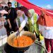 Ketua Umum dan Wakil Ketua Umum DPP Pengajian Al-Hidayah Hetifah Sjaifudian dan Rita Fitria saat Merandang bersama korban bencana Sumatera Barat.