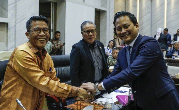 Thomas Djiwandono (kanan) dan Ketua Komisi XI DPR RI, Misbakhun