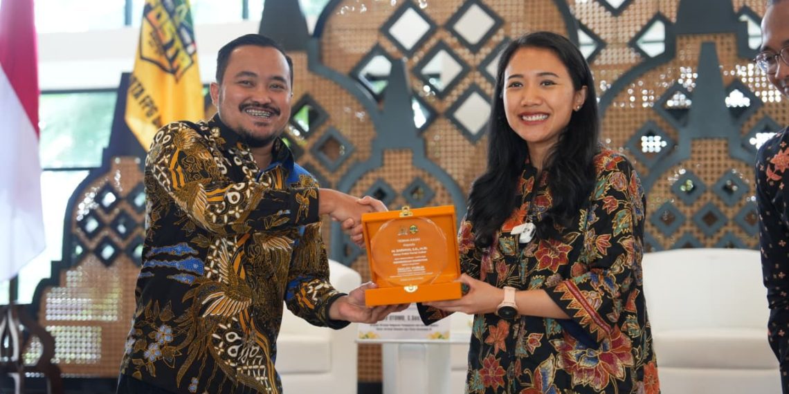 Bendahara Fraksi Partai Golkar, Puteri Komarudin, dan Ketua FOSTA Fraksi Partai Golkar DPR RI, Nur Wahyu Satrio