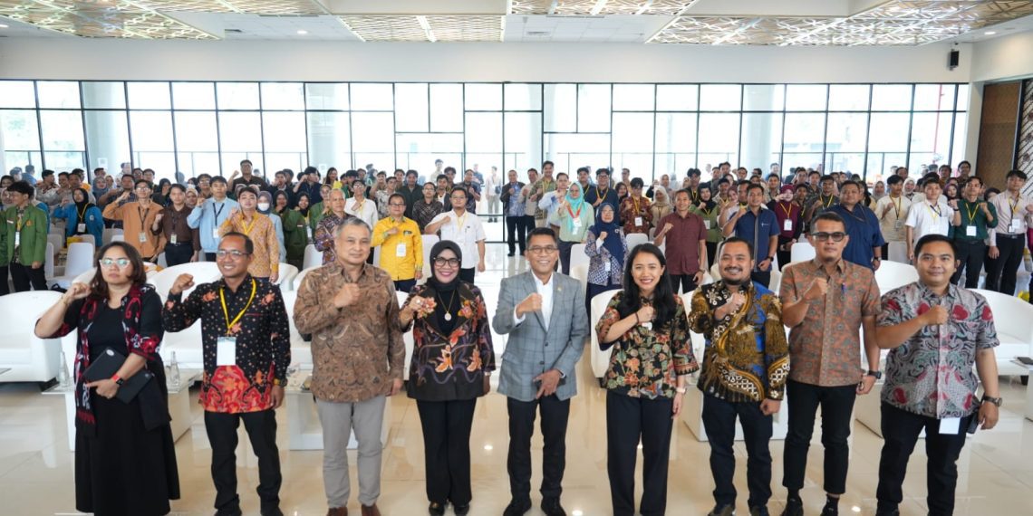 Ketua Komisi XI DPR RI, M. Misbkahun berpose dengan peserta dan panitia diskusi publik yang digelar FOSTA Fraksi Partai Golkar di Kantin Demokrasi DPR, Kamis (29/01/2026)