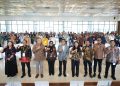 Ketua Komisi XI DPR RI, M. Misbkahun berpose dengan peserta dan panitia diskusi publik yang digelar FOSTA Fraksi Partai Golkar di Kantin Demokrasi DPR, Kamis (29/01/2026)