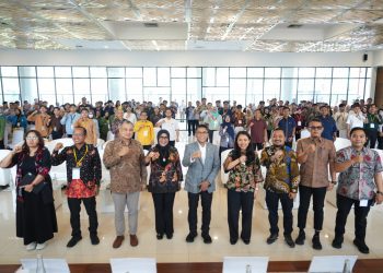 Ketua Komisi XI DPR RI, M. Misbkahun berpose dengan peserta dan panitia diskusi publik yang digelar FOSTA Fraksi Partai Golkar di Kantin Demokrasi DPR, Kamis (29/01/2026)