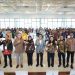Ketua Komisi XI DPR RI, M. Misbkahun berpose dengan peserta dan panitia diskusi publik yang digelar FOSTA Fraksi Partai Golkar di Kantin Demokrasi DPR, Kamis (29/01/2026)