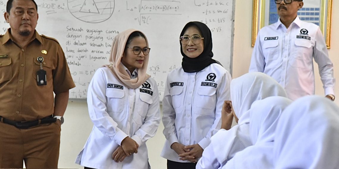 Ketua Komisi X DPR RI, Hetifah Sjaifudian saat kunjumgan Komisi X beserta tim ke SMANOR Sidoarjo, Jawa Timur, Selasa (24/02)