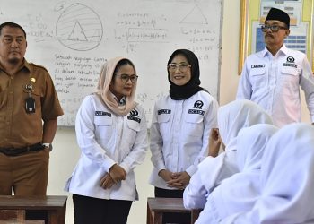 Ketua Komisi X DPR RI, Hetifah Sjaifudian saat kunjumgan Komisi X beserta tim ke SMANOR Sidoarjo, Jawa Timur, Selasa (24/02)