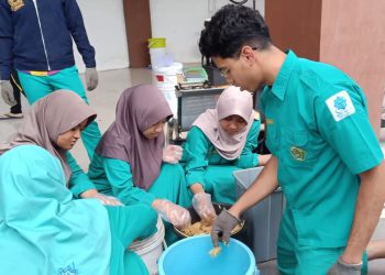 Keterangan foto: Ali Rayyan (kanan) bersama siswa melakukan inovasi olah sampah yang cepat, higienis, tanpa bau dan tanpa emisi bertajuk “KomProMi”