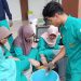Keterangan foto: Ali Rayyan (kanan) bersama siswa melakukan inovasi olah sampah yang cepat, higienis, tanpa bau dan tanpa emisi bertajuk “KomProMi”