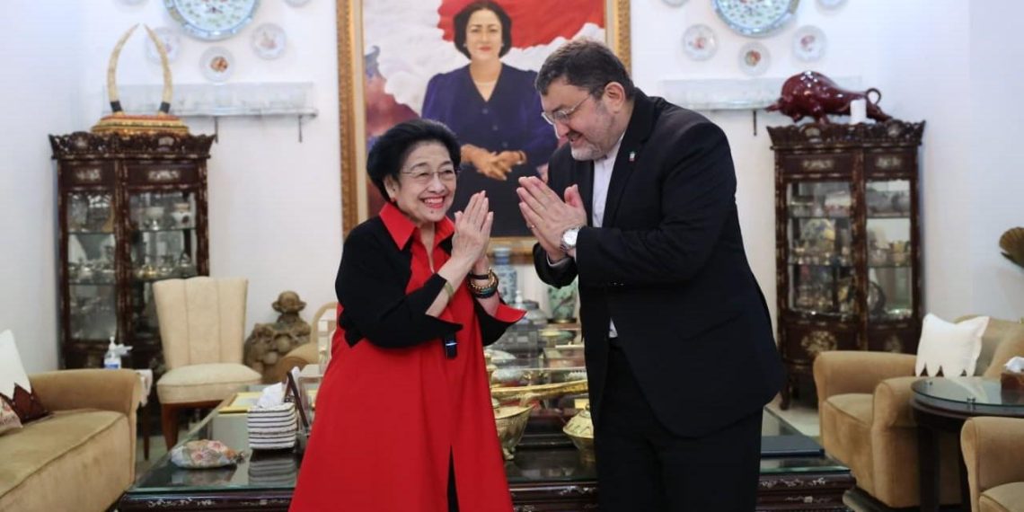 Ketua Umum PDI Perjuangan Megawati Sukarnoputri bersama dengan Dubes Iran untuk Indonesia, Mohammad Boroujerdi,