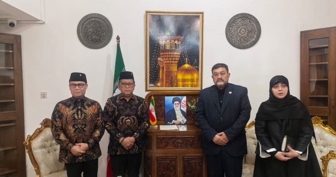 Megawati Soekarnoputri, Presiden Ke-5 RI dan Ketua Umum PDIP, mengirimkan surat duka cita atas meninggalnya Pemimpin Tertinggi Iran Ayatollah Ali Khamenei. Surat itu diantar langsung oleh Sekjen DPP PDIP Hasto Kristiyanto dan Ketua DPP Bidang Luar Negeri Ahmad Basarah yang diterima oleh Duta Besar Iran di Indonesia Yang Mulia Mohammad Boroujerdi, di Kedutaan Besar Republik Islam Iran, Jakarta, Selasa 3 Maret 2026 pukul 15:20 WIB. (Foto: Dok.PDIP)