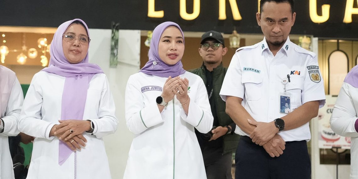 Ratna Juwita Sari (tengah)