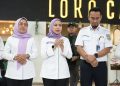 Ratna Juwita Sari (tengah)