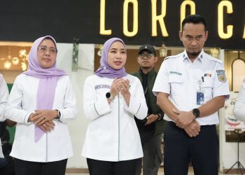 Ratna Juwita Sari (tengah)
