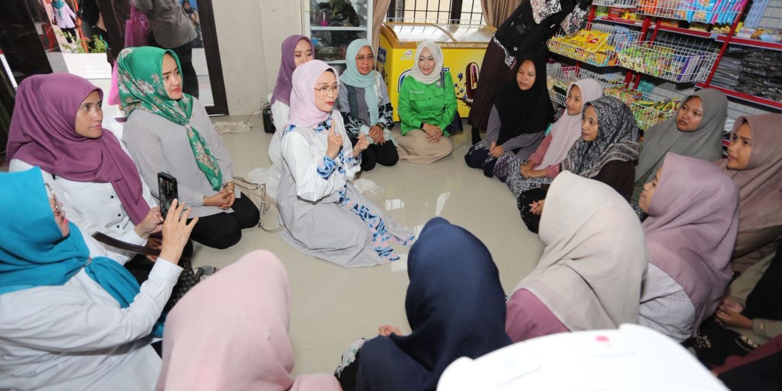 Rustini Muhaimin (tengah)