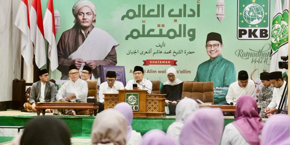 Pengajian kitab Adabul ‘Alim wal Muta’allim karya Hasyim Asy'ari yang digelar selama bulan Ramadan oleh PKB.