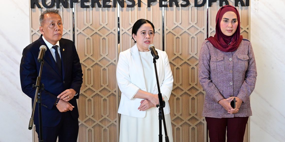 Ketua DPR RI, Puan Maharani (tengah)