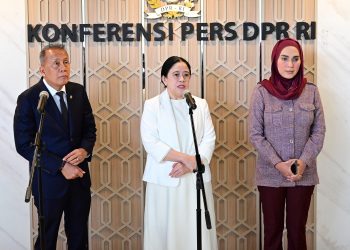 Ketua DPR RI, Puan Maharani (tengah)