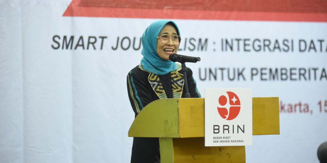 Ketua Komisi X DPR RI, Hetifah Sjaifudian, bersama dengan narasumber diskusi bertajuk “Smart Journalism: Integrasi Data, Riset, dan Kecerdasan Buatan untuk Pemberitaan Berkualitas” di Jakarta, Minggu (15/3/2026).