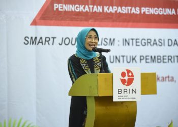 Ketua Komisi X DPR RI, Hetifah Sjaifudian, bersama dengan narasumber diskusi bertajuk “Smart Journalism: Integrasi Data, Riset, dan Kecerdasan Buatan untuk Pemberitaan Berkualitas” di Jakarta, Minggu (15/3/2026).
