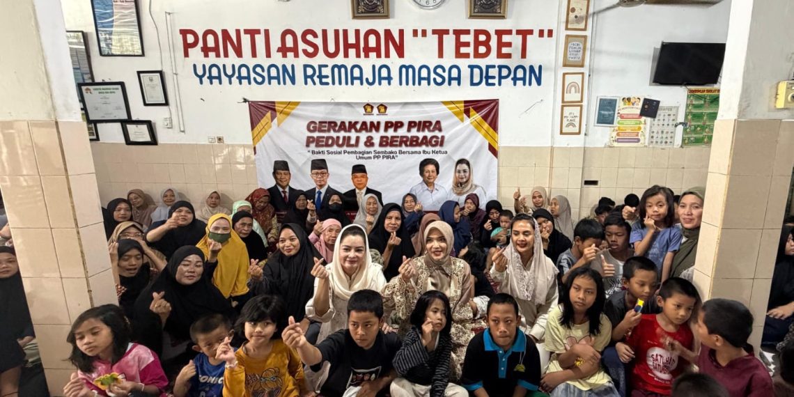 Novita Wijayanti (tengah, kerudung putih)