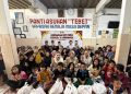 Novita Wijayanti (tengah, kerudung putih)