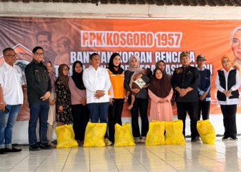 Wakil Ketua DPR RI, Sari Yuliati bersama korban tanah longsor di Bandung Barat.